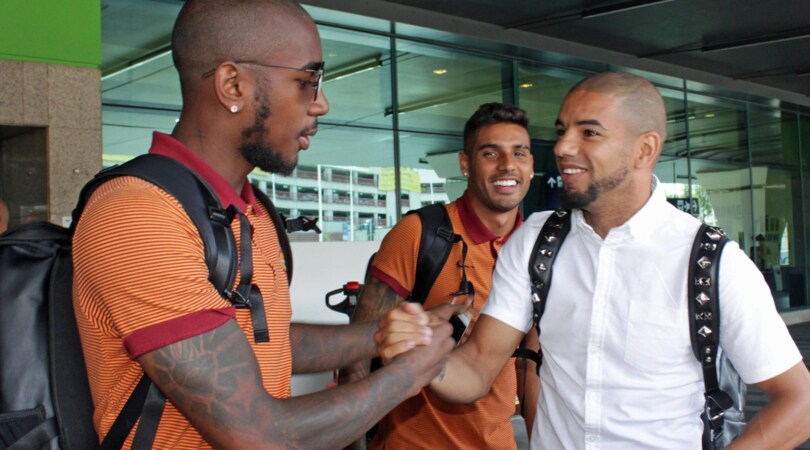 Roma, Bruno Peres a Fiumicino per incontrare la squadra: che abbracci con Gerson