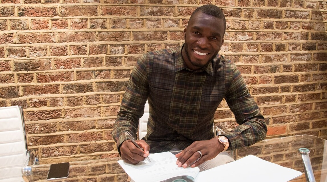 Benteke, gaffe social: firma per il Palace e scrive che è del Burnley