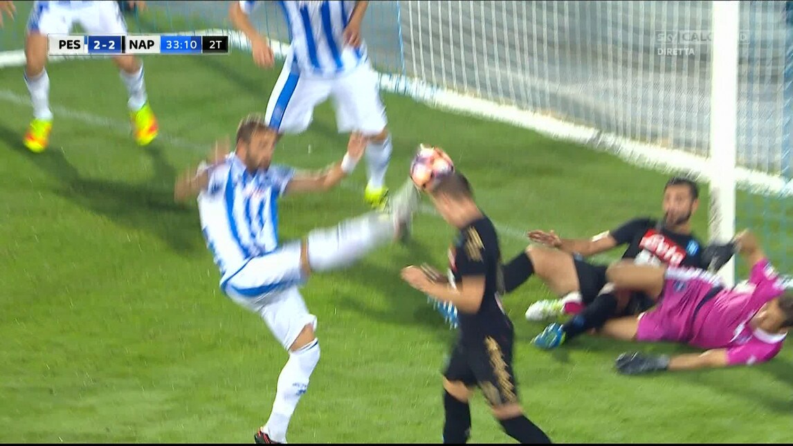 Pescara-Napoli: il contatto in area Zielinski-Zuparic