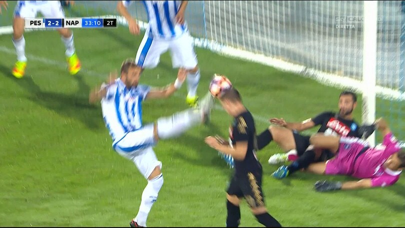 Pescara-Napoli: il contatto in area Zielinski-Zuparic