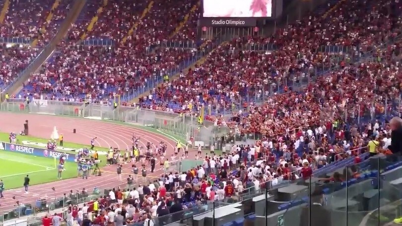 Roma, De Rossi scalda l'Olimpico con il Porto