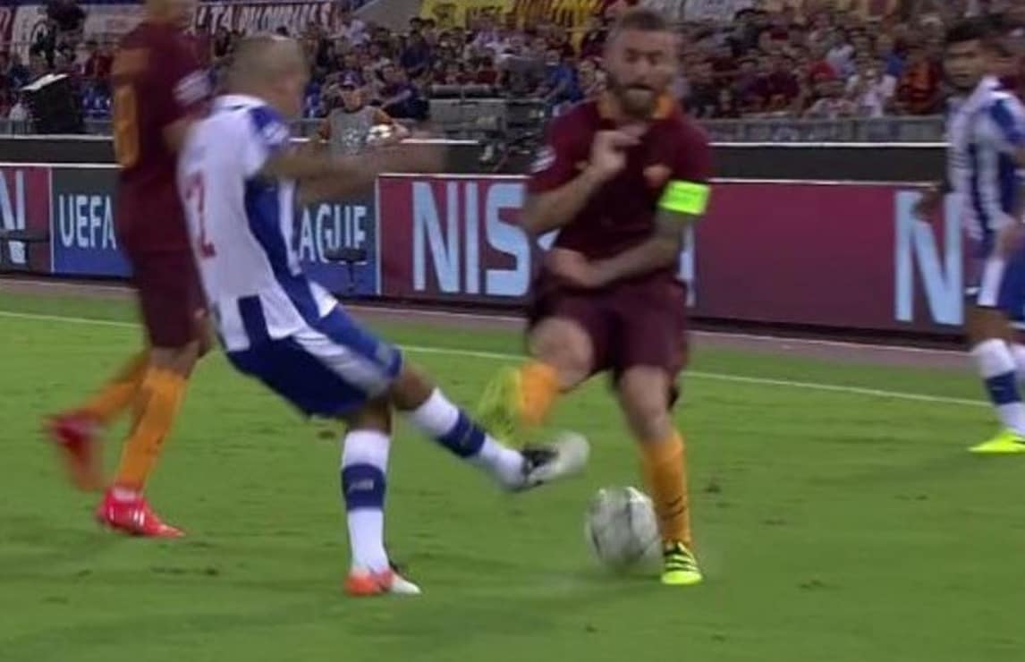 Champions League, De Rossi espulso: brutto fallo su Maxi Pereira