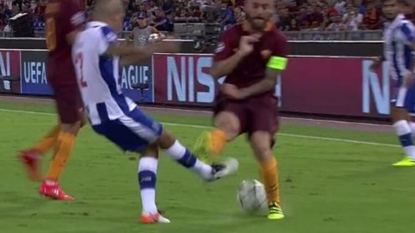 Champions League, De Rossi espulso: brutto fallo su Maxi Pereira