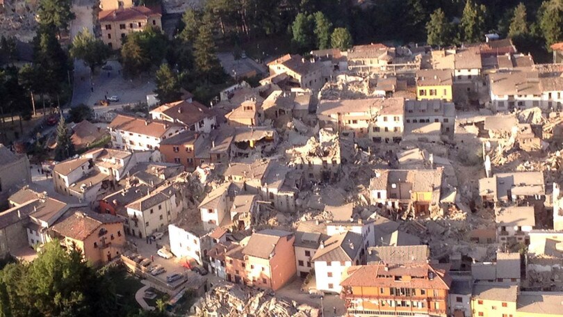 Terremoto, Amatrice dall'elicottero: il video della Polizia di Stato