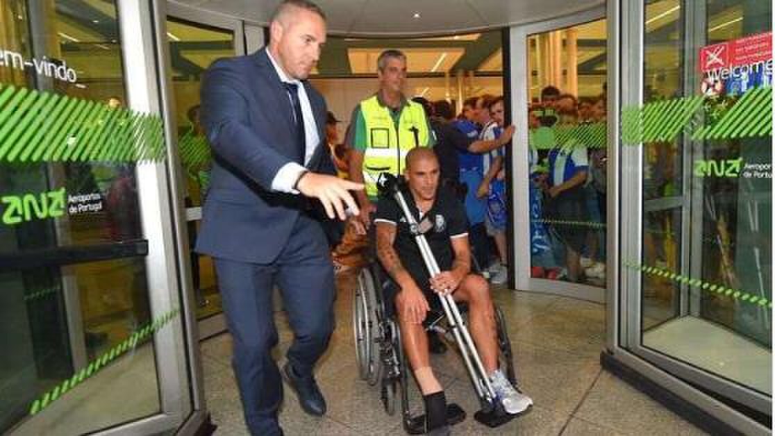 Il fallo di De Rossi costa caro a Maxi Pereira: torna in sedia a rotelle