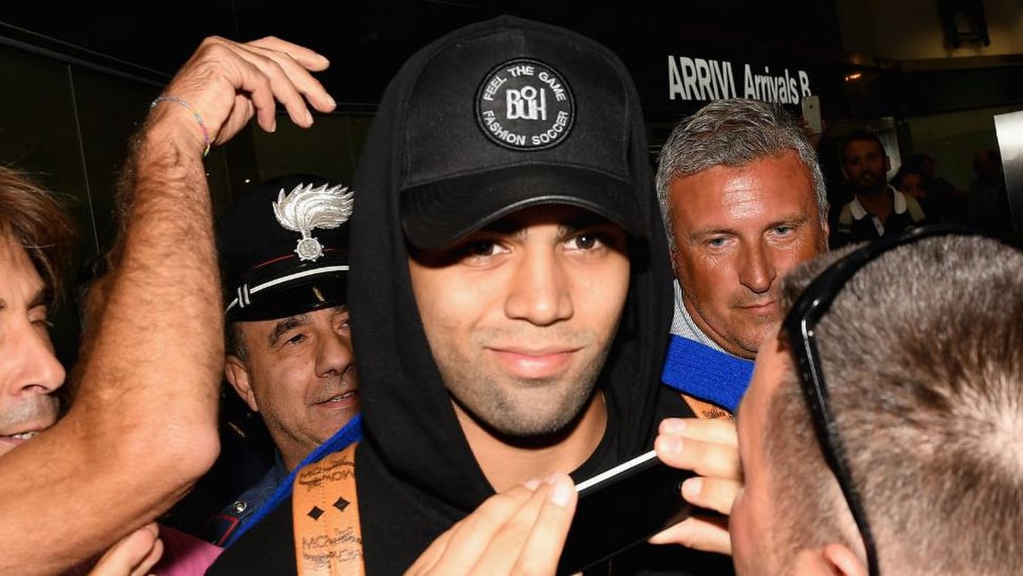 Inter, Gabigol a Milano: delirio all'aeroporto