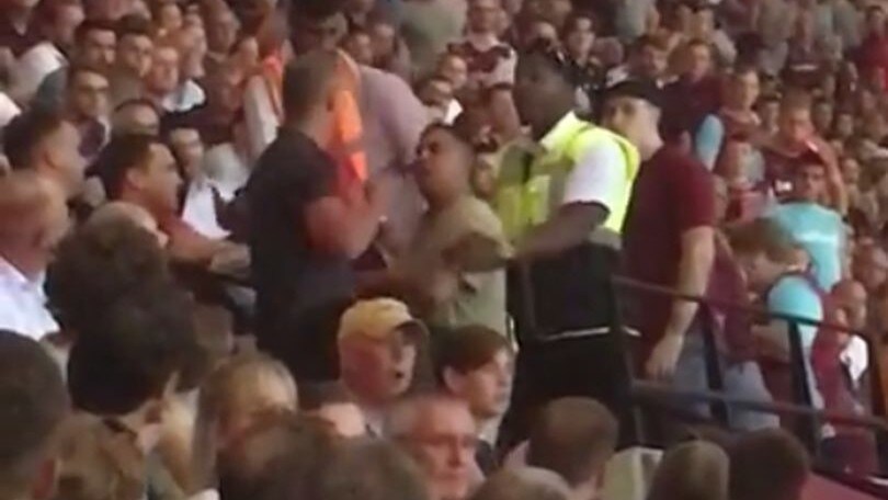 Tifoso prende a pugni un altro fan davanti agli steward