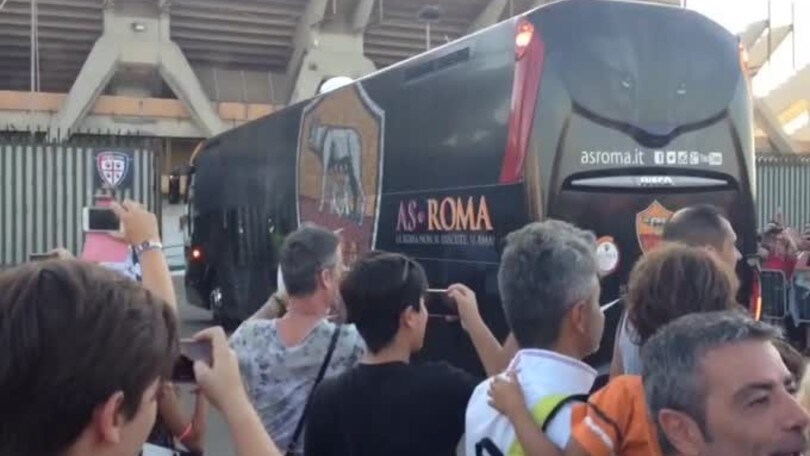 La Roma arriva allo stadio di Cagliari