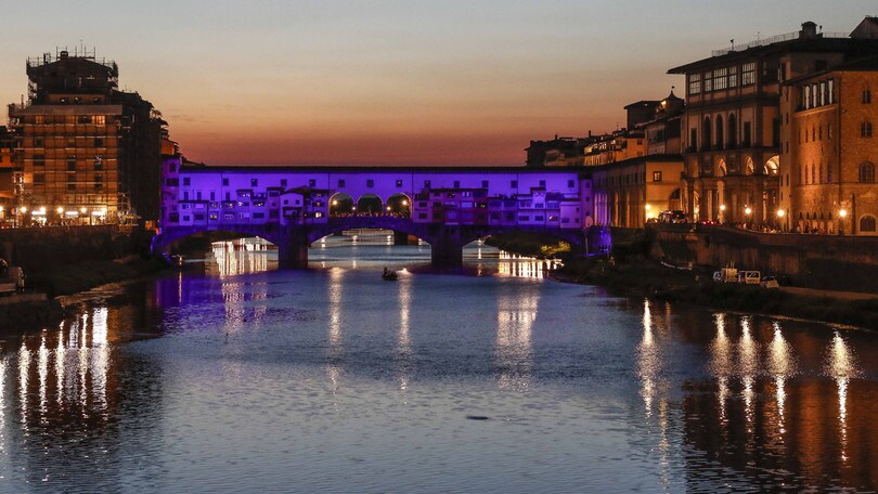 Fiorentina, Ponte Vecchio illuminato di viola per i 90 anni