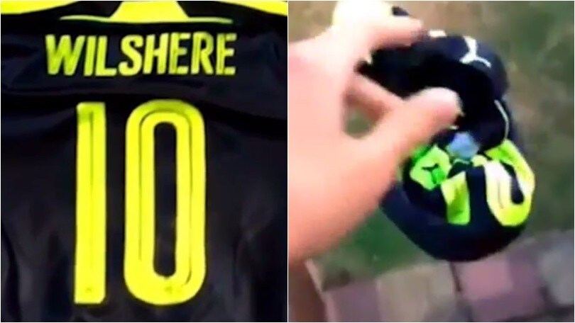 Wilshere via? Il tifoso dell'Arsenal getta la maglia dalla finestra