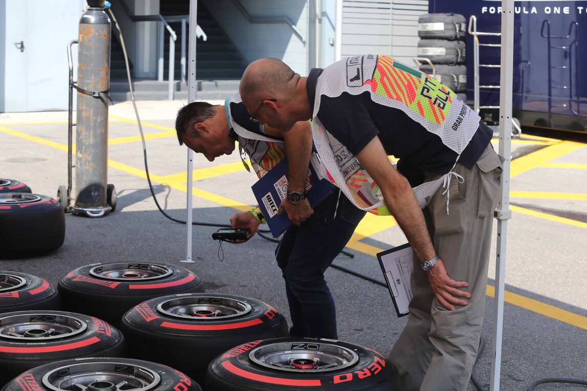F1, Mercedes e Ferrari in pista per i test con le Pirelli 2017