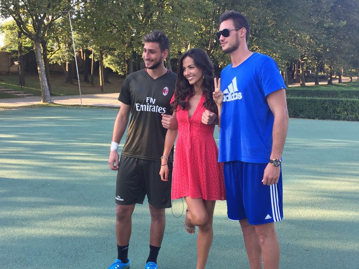 Laura Barriales in rosso tra Gallinari e Donnarumma