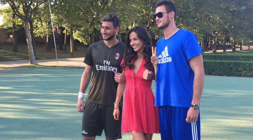 Laura Barriales in rosso tra Gallinari e Donnarumma