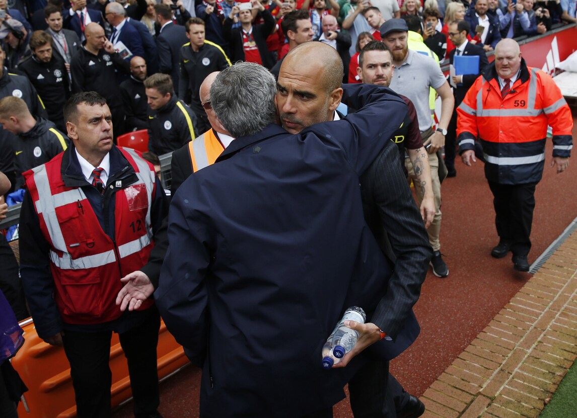 Premier League, derby di Manchester: l'abbraccio tra Mourinho e Guardiola