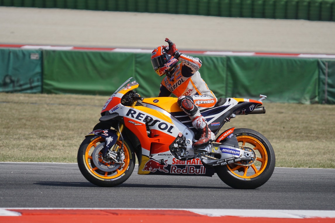 MotoGp Misano, Marquez: caduta e miglior tempo nel Warm Up, Rossi secondo