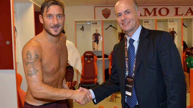 Roma, Gandini prima all'Olimpico: si coccola subito Totti