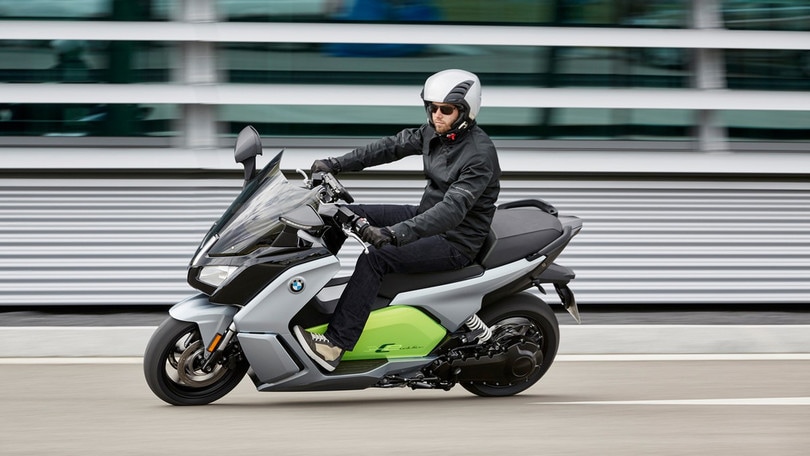 BMW C-Evolution, lo scooter elettrico che fa 160 km