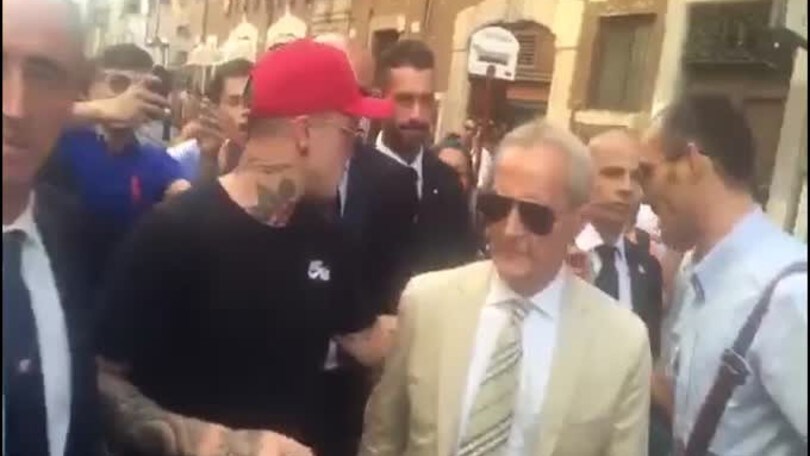 Nainggolan, cori per il belga a via del Corso