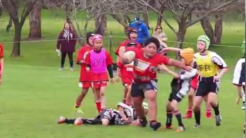 Rugby, il baby bulldozer che spazza via gli avversari