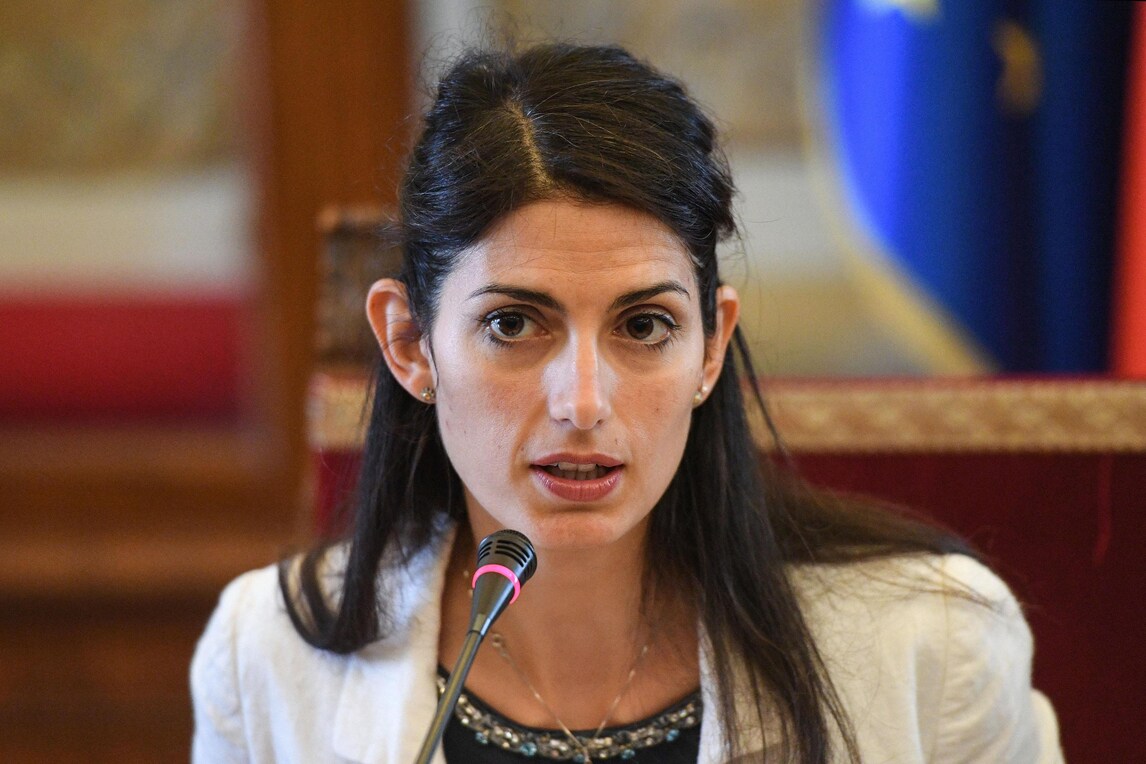 La Lazio alla Raggi: «Pronta la maglia per il figlio»