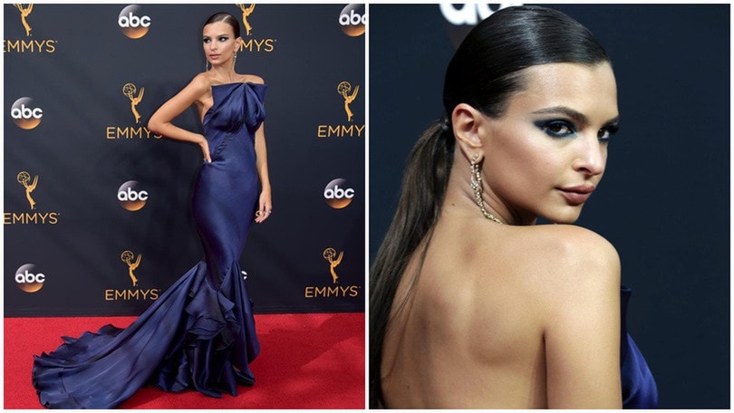 Emily Ratajkowski sirena in blu agli Emmy Awards