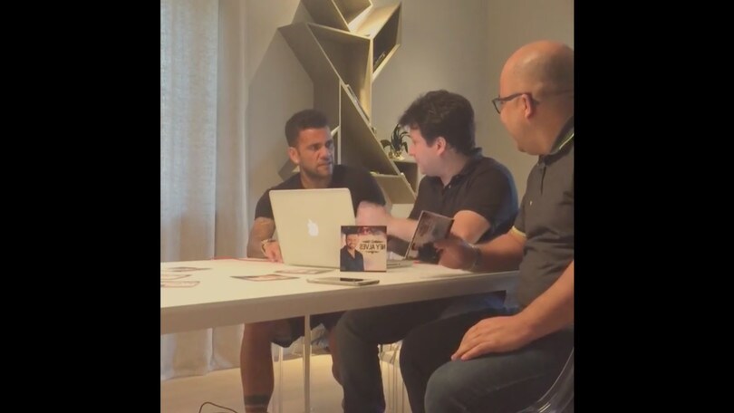 Dani Alves, ora è anche produttore musicale e si scatena