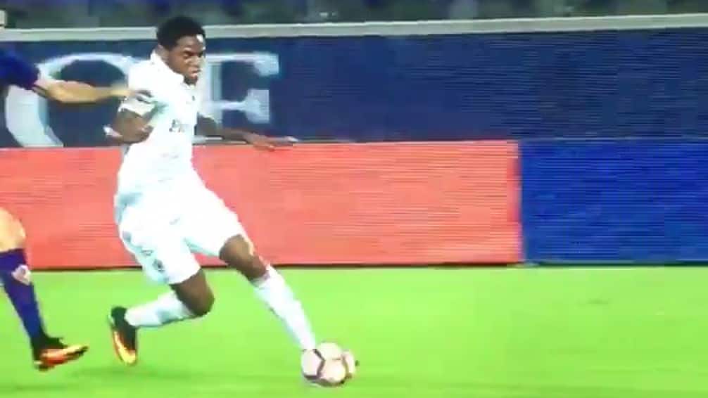 Il Milan furioso: contatto Tomovic-Adriano al 90', l'arbitro non vede