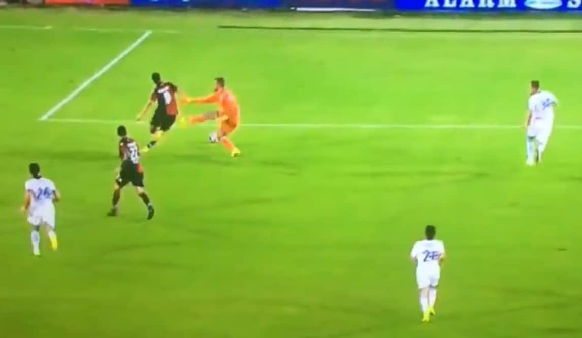 Cagliari-Sampdoria: Viviano, ma che fai? L'uscita è un disastro