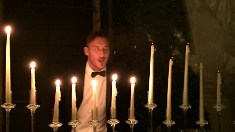 Compleanno Totti, il capitano della Roma soffia le candeline