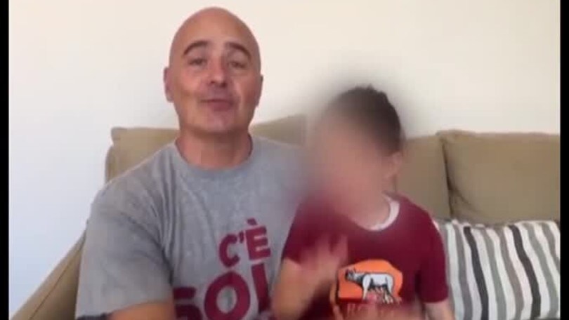 Zingaretti fa gli auguri a Totti con la maglia del Corriere dello Sport