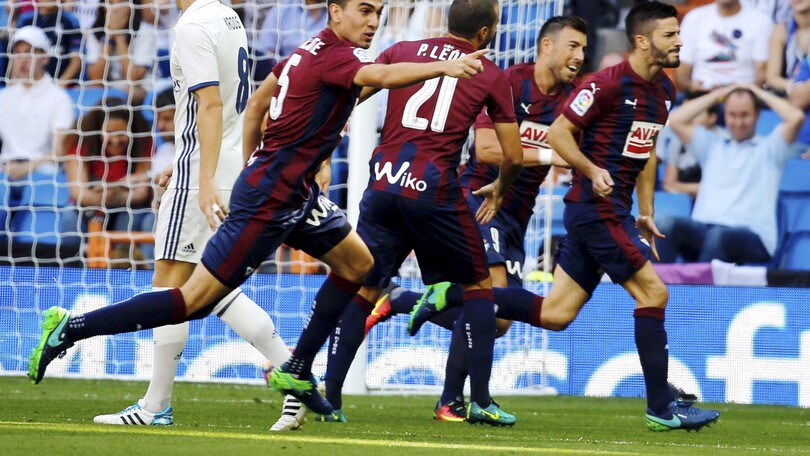 Atletico Madrid, 2-1 al Valencia. Real Madrid, clamoroso pari interno