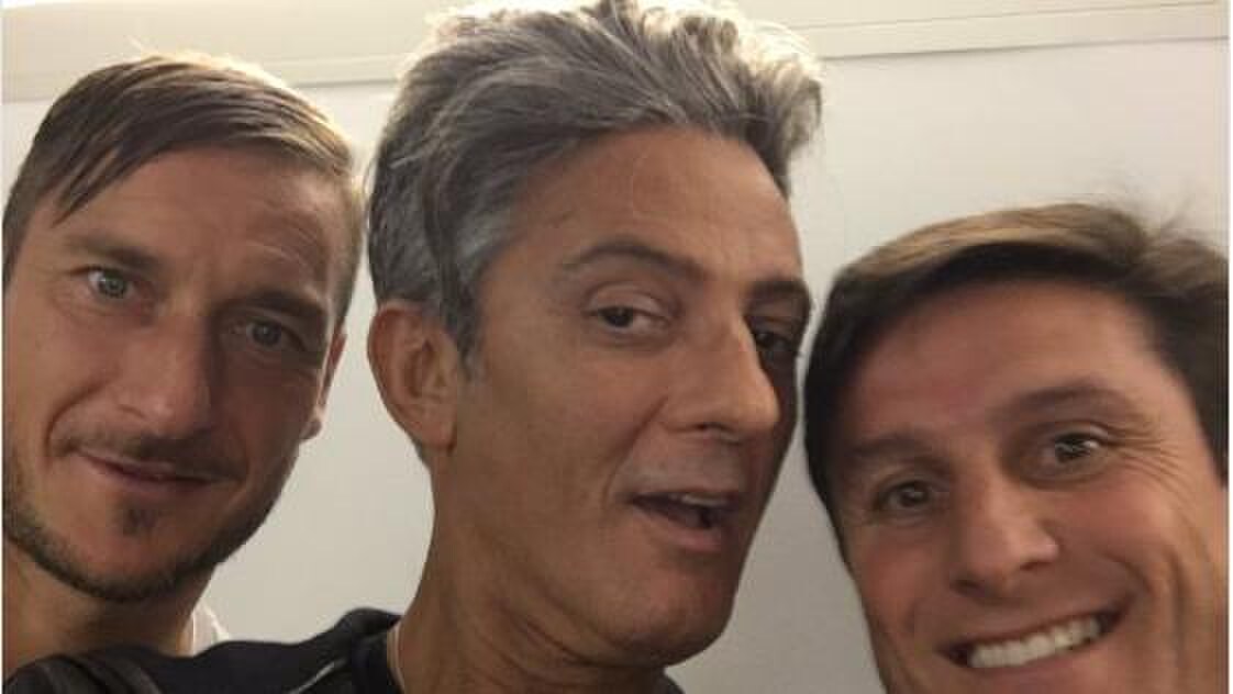 Fiorello tra Totti e Zanetti: «Che meraviglia di campioni»
