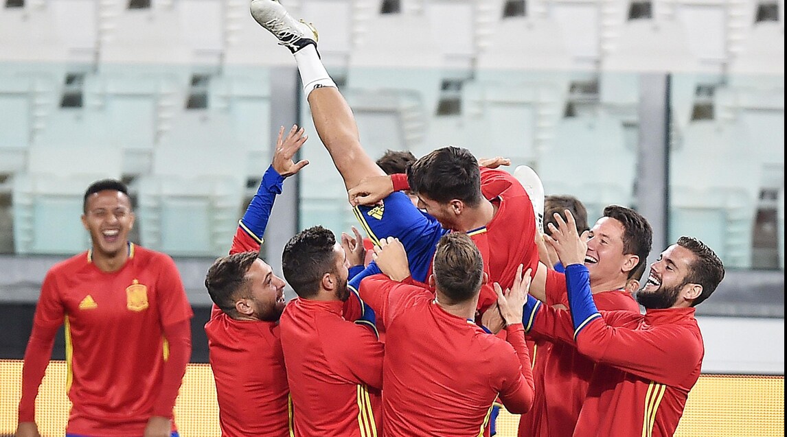 La Spagna si allena per l'Italia, i compagni scherzano con Morata 