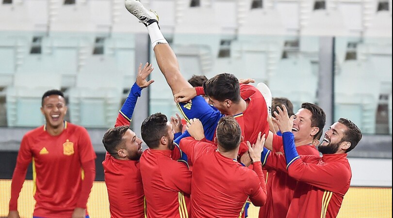La Spagna si allena per l'Italia, i compagni scherzano con Morata