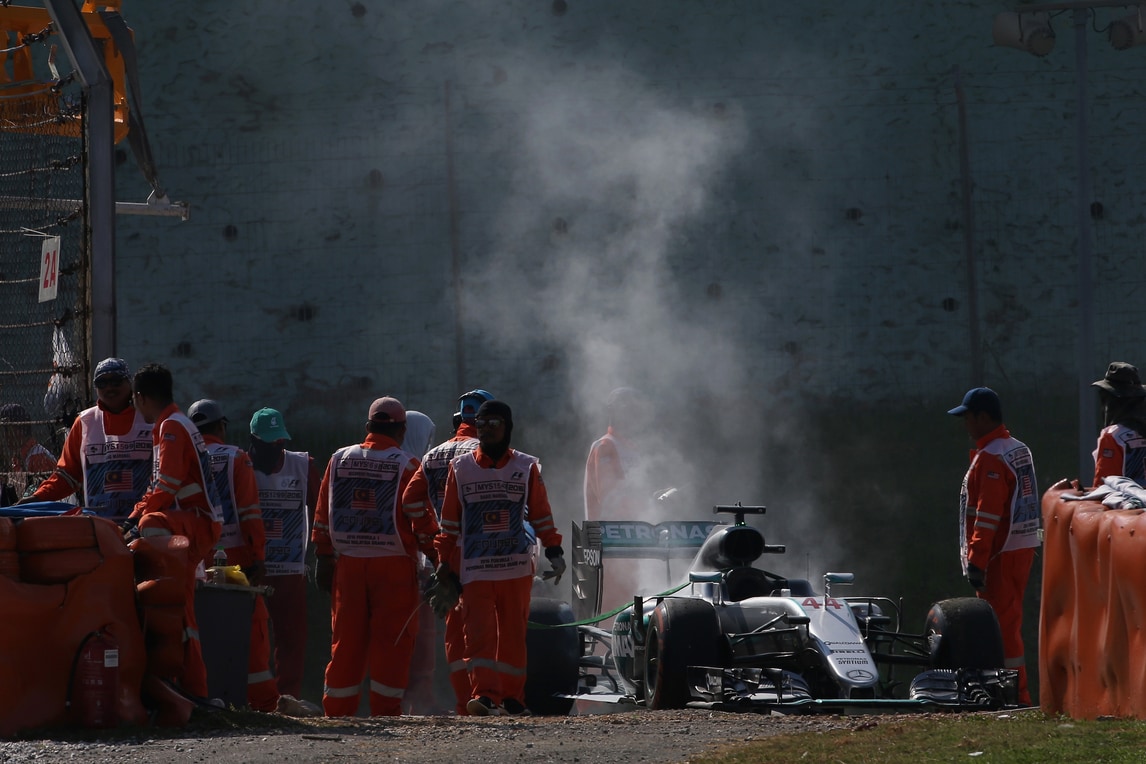 F1 Mercedes, rottura motore Hamilton a causa di un cuscinetto
