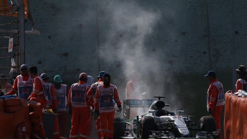F1 Mercedes, rottura motore Hamilton a causa di un cuscinetto
