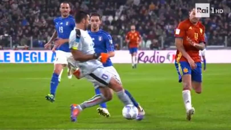Italia-Spagna, la sequenza dell'errore di Buffon