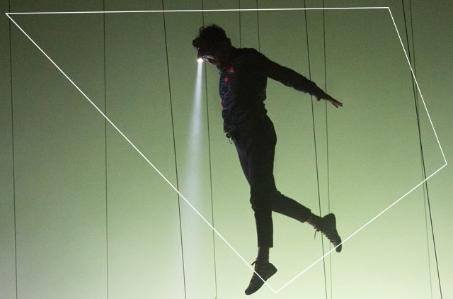 Danza, acrobazie, illusioni e tecnologia. Ecco Pierre Rigal