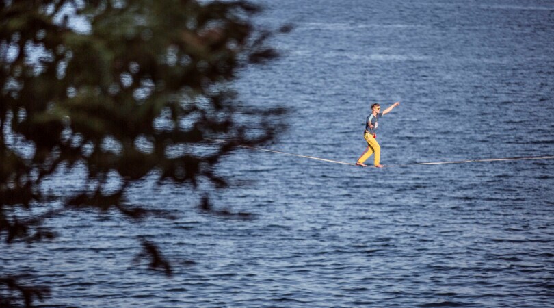 Sport estremi, Irmler in equilibrio su una corda a 25 metri d'altezza