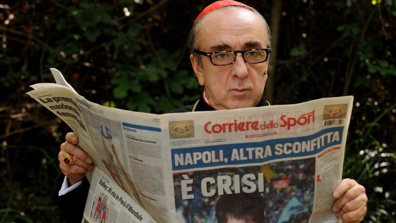 Silvio Orlando legge il Corriere dello Sport-Stadio nella serie The Young Pope