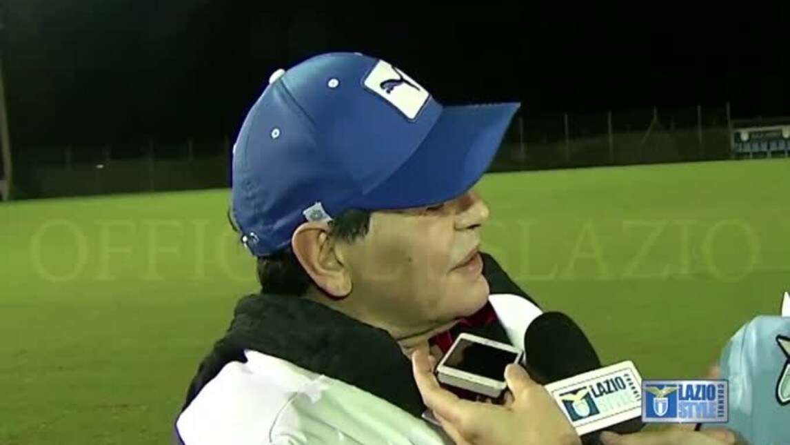 Maradona canta l'inno della Lazio