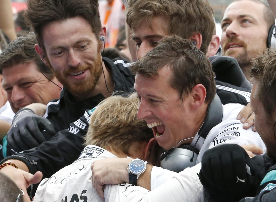 F1, Mercedes: festa in fabbrica per il titolo costruttori