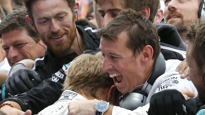 F1, Mercedes: festa in fabbrica per il titolo costruttori