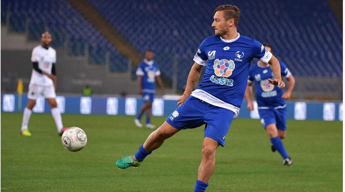 Uniti per la Pace: Maradona perde la partita, ma quante magie in campo! 