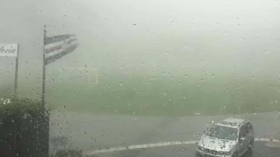 Sampdoria, palo si abbatte sul campo dei blucerchiati per il maltempo