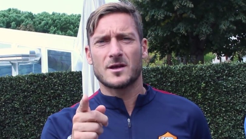 Totti scherza con i protagonisti di "Crazy for Football"