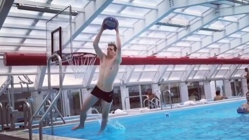 Szczesny, non solo parate: che schiacciata in piscina!