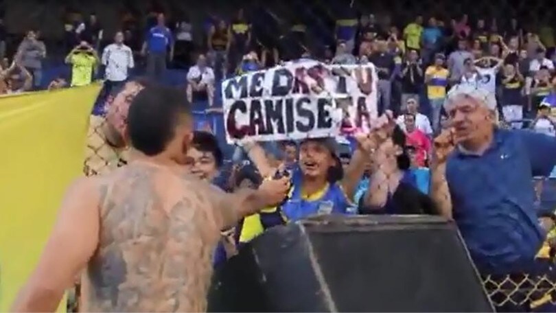 Tevez dà la maglia al bimbo, che gliela chiedeva da 8 mesi...