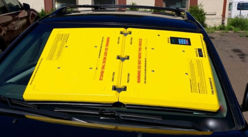 Addio ganasce auto, arriva Barnacle, il libro da parabrezza