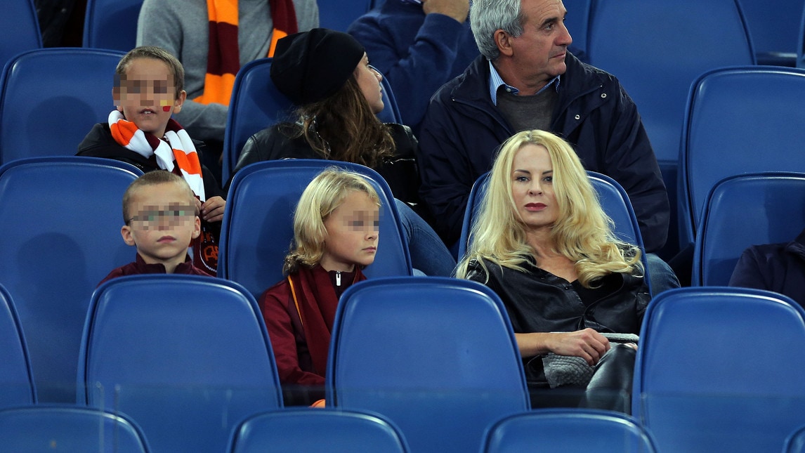 La moglie di Ibrahimovic e i figli all'Olimpico per la Roma